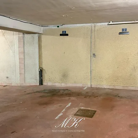 Le Duc, Face Au Parc De L'hotel De Ville, Renove