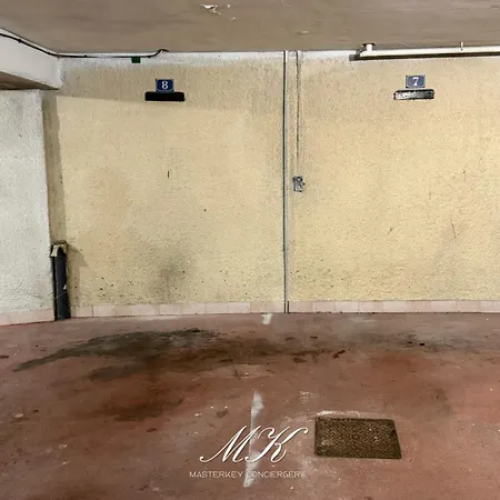 Le Duc, Face Au Parc De L'hotel De Ville, Renove